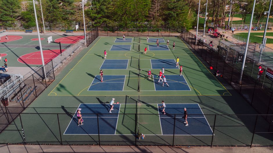 Hướng dẫn chọn vợt Pickleball cho người mới - Người chơi tập luyện