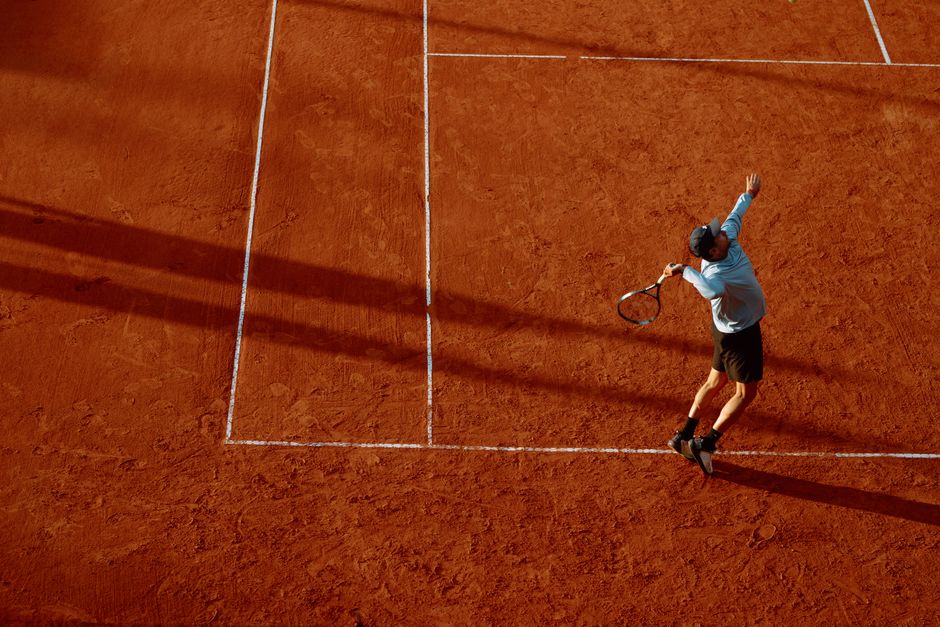 Hướng dẫn chọn vợt Tennis cho người mới 2026 - Người chơi thực hiện cú giao bóng