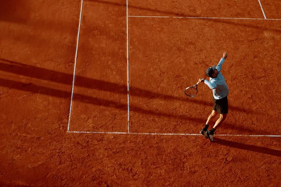 Hướng dẫn chọn vợt Tennis cho người mới 2026 - Người chơi thực hiện cú giao bóng